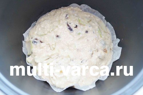 Манна шарлотка з фініками в мультиварці