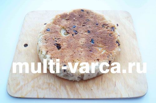 Манна шарлотка з фініками в мультиварці