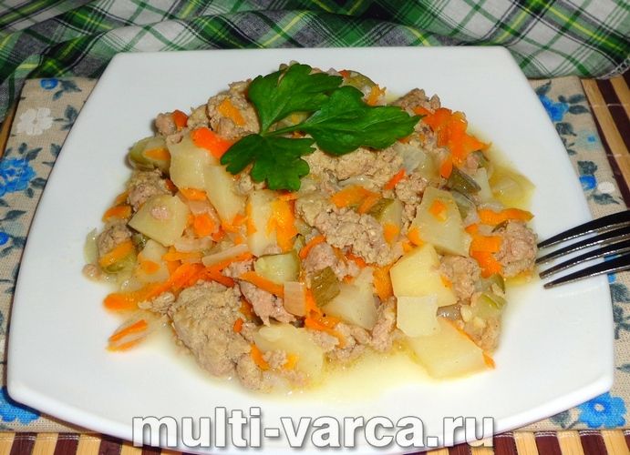 Овочеве рагу з фаршем у мультиварці