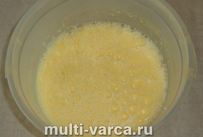Пиріг із замороженою смородиною в мультиварці