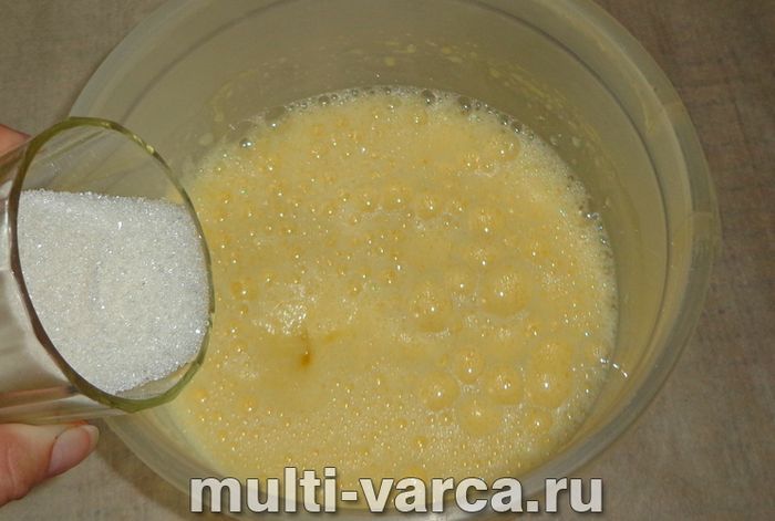 Пиріг із замороженою смородиною в мультиварці