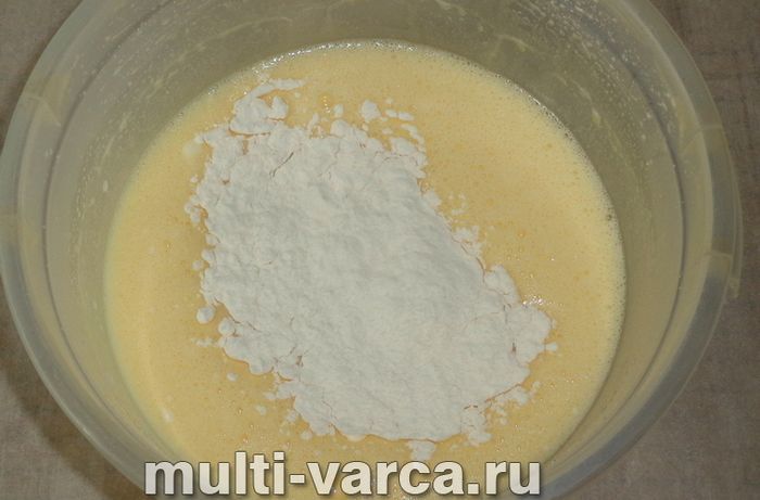 Пиріг із замороженою смородиною в мультиварці