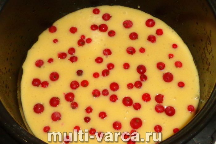Пиріг із замороженою смородиною в мультиварці