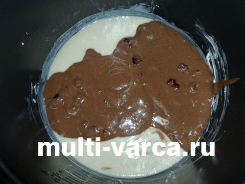 Пісний мармуровий кекс із вишнею в мультиварці