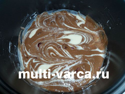 Пісний мармуровий кекс із вишнею в мультиварці