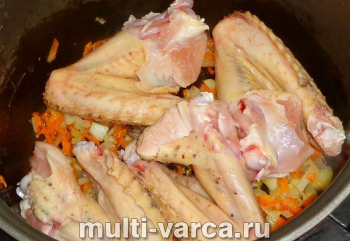 Плов із курячими крильцями в мультиварці