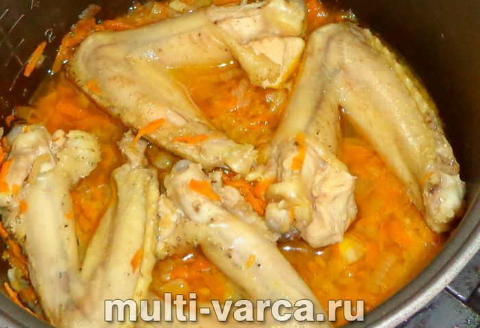 Плов із курячими крильцями в мультиварці