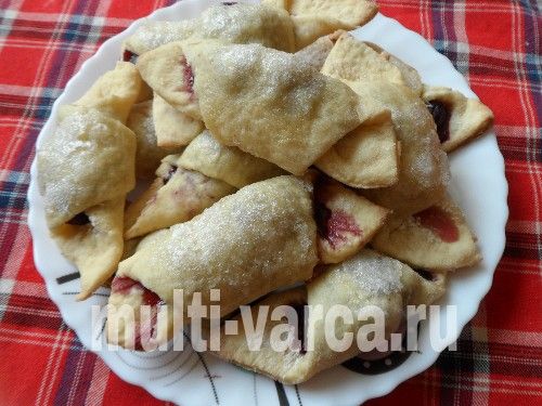 Рогалики з вишнею з пісочного тіста в мультиварці