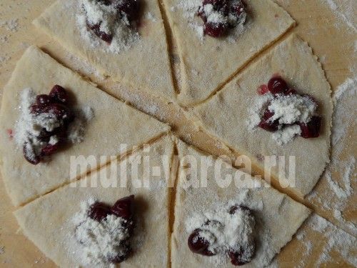Рогалики з вишнею з пісочного тіста в мультиварці