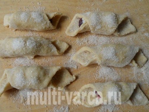 Рогалики з вишнею з пісочного тіста в мультиварці
