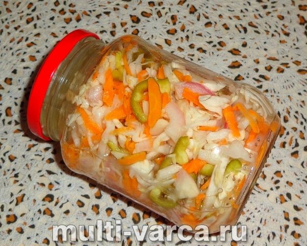 Салат із капусти на зиму в гарячому маринаді