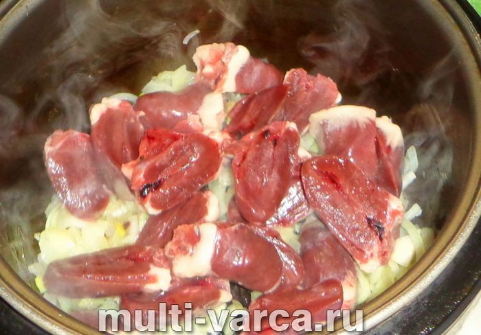 Сердечка індички в сметані в мультиварці