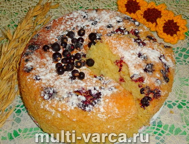 Шарлотка з чорною смородиною в мультиварці