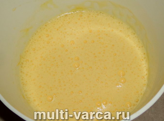 Шарлотка з чорною смородиною в мультиварці