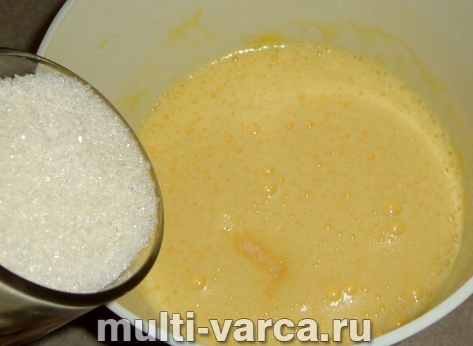 Шарлотка з чорною смородиною в мультиварці