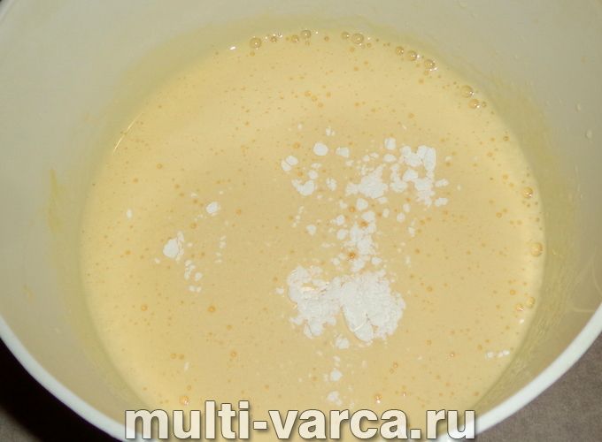 Шарлотка з чорною смородиною в мультиварці