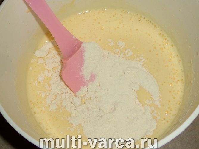 Шарлотка з чорною смородиною в мультиварці