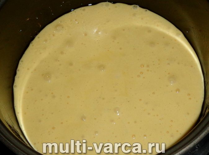 Шарлотка з чорною смородиною в мультиварці