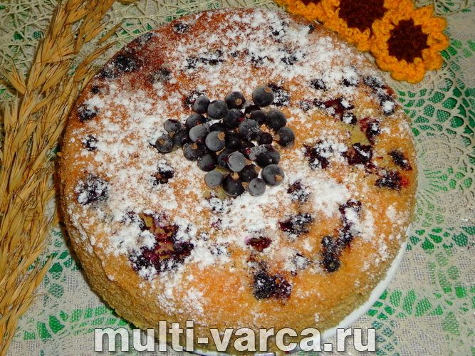Шарлотка з чорною смородиною в мультиварці