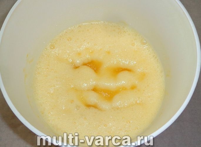 Шарлотка з сиром у мультиварці