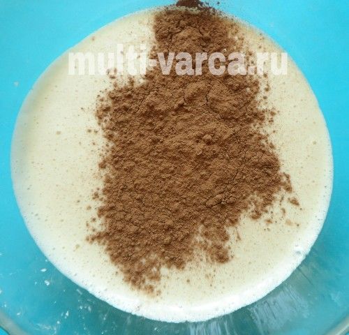 Шоколадна шарлотка з лісовими ягодами