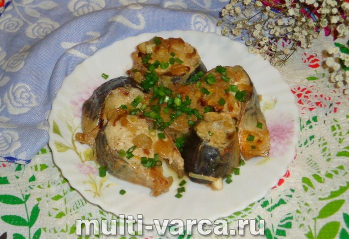 Скумбрія з цибулею