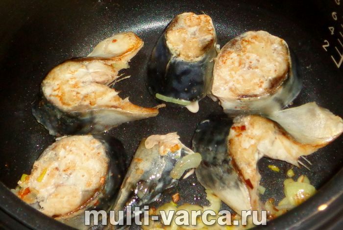 Скумбрія з цибулею