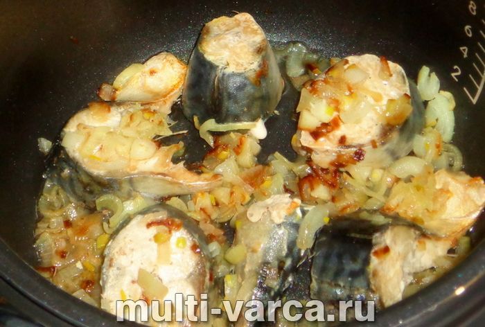 Скумбрія з цибулею