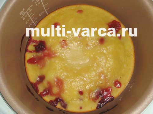 Смачний вишневий манник на кефірі в мультиварці
