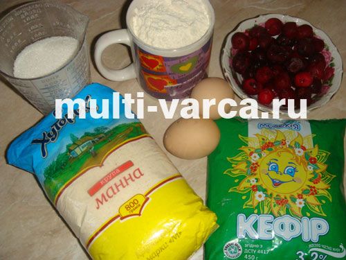 Смачний вишневий манник на кефірі в мультиварці