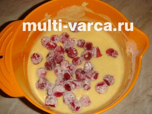 Смачний вишневий манник на кефірі в мультиварці