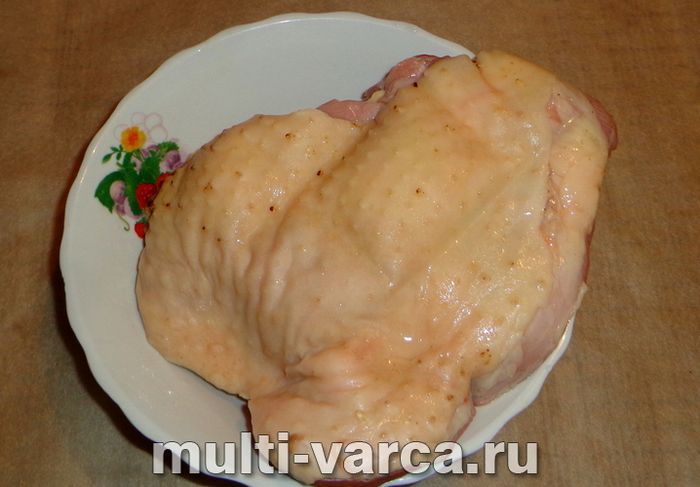 Стегно індички у фользі в мультиварці