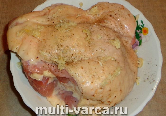 Стегно індички у фользі в мультиварці