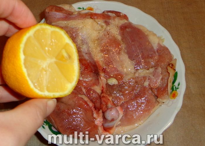 Стегно індички у фользі в мультиварці