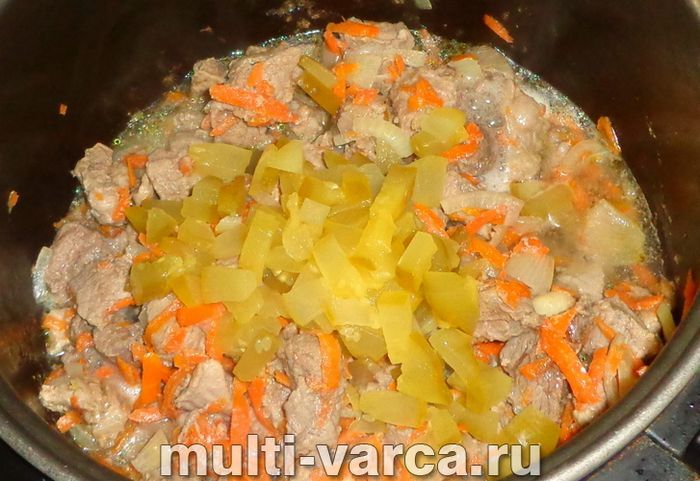 Свинина з огірками в мультиварці
