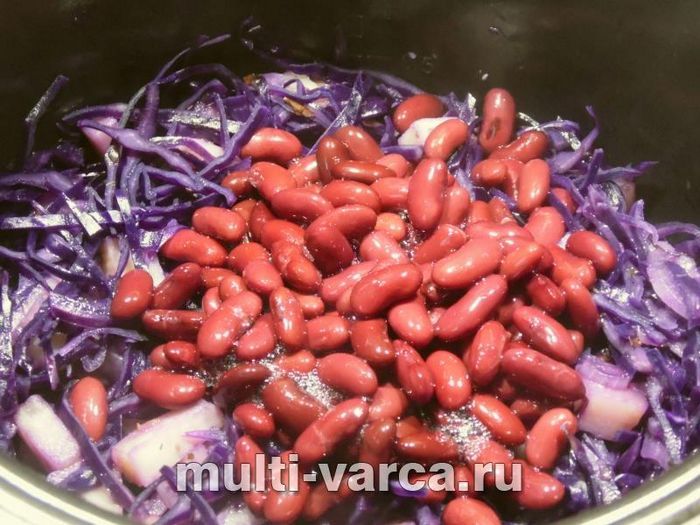 Тушкована червона капуста з картоплею та квасолею в мультиварці