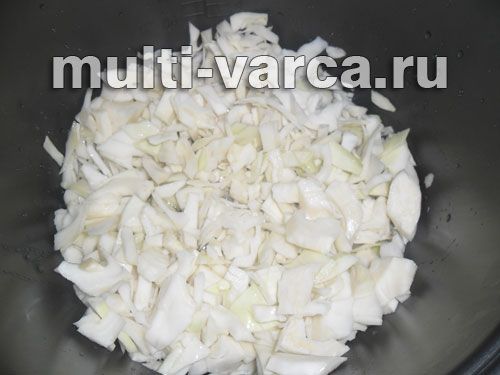 Тушкована капуста з картоплею, м'ясом і чорносливом