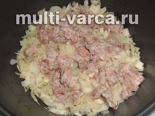 Тушкована капуста з картоплею, м'ясом і чорносливом