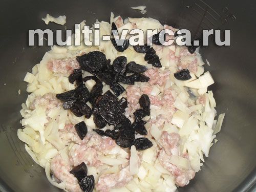 Тушкована капуста з картоплею, м'ясом і чорносливом
