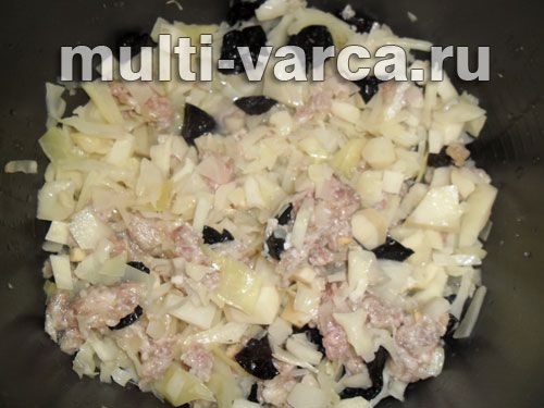Тушкована капуста з картоплею, м'ясом і чорносливом