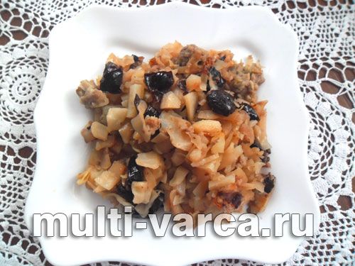 Тушкована капуста з картоплею, м'ясом і чорносливом