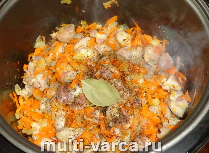 Тушковані курячі шлунки в сметані в мультиварці