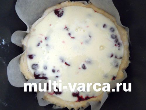 Вишневий пиріг зі сметанною заливкою