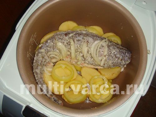 Запечена цілком тріска з картоплею в мультиварці