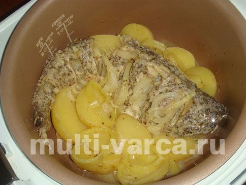 Запечена цілком тріска з картоплею в мультиварці