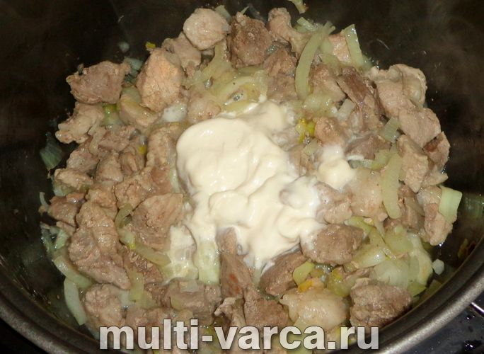 Бефстроганов зі свинини в мультиварці