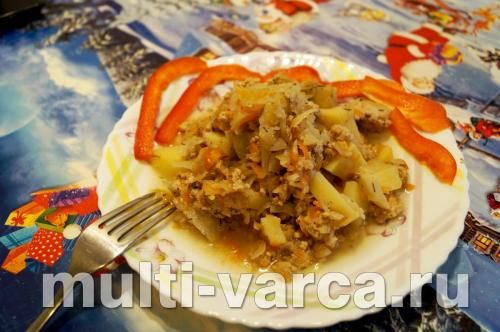 Дієтична тушкована капуста та картопля з фаршем