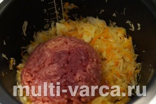 Дієтична тушкована капуста та картопля з фаршем