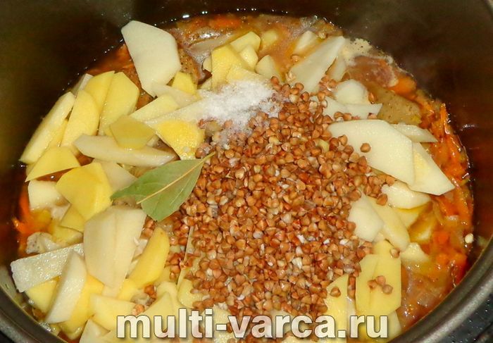 Гречаний суп із куркою в мультиварці