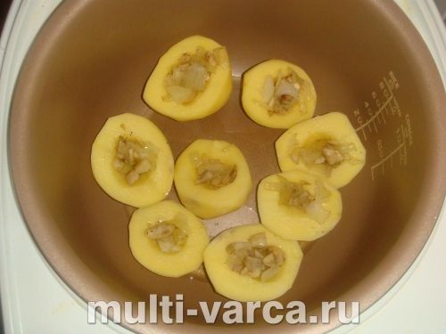 Грибний жульєн у картопляних човниках